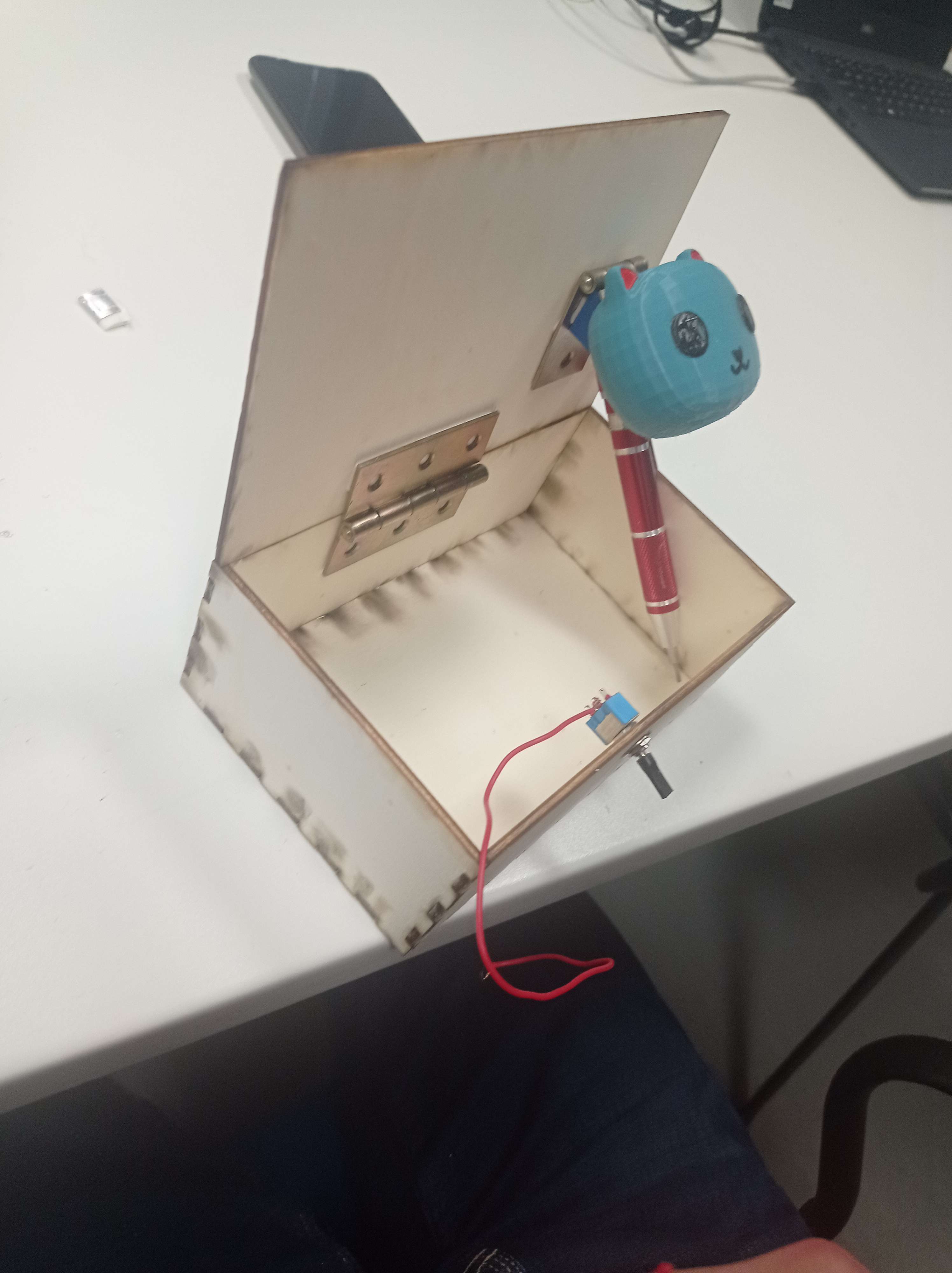 Assembly of the head to the box lid with the switch in place